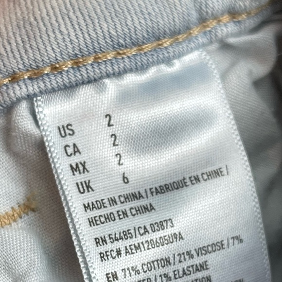 American Eagle Outfitters size 2 midi light wash destroyed shorts - Picture 5 of 8